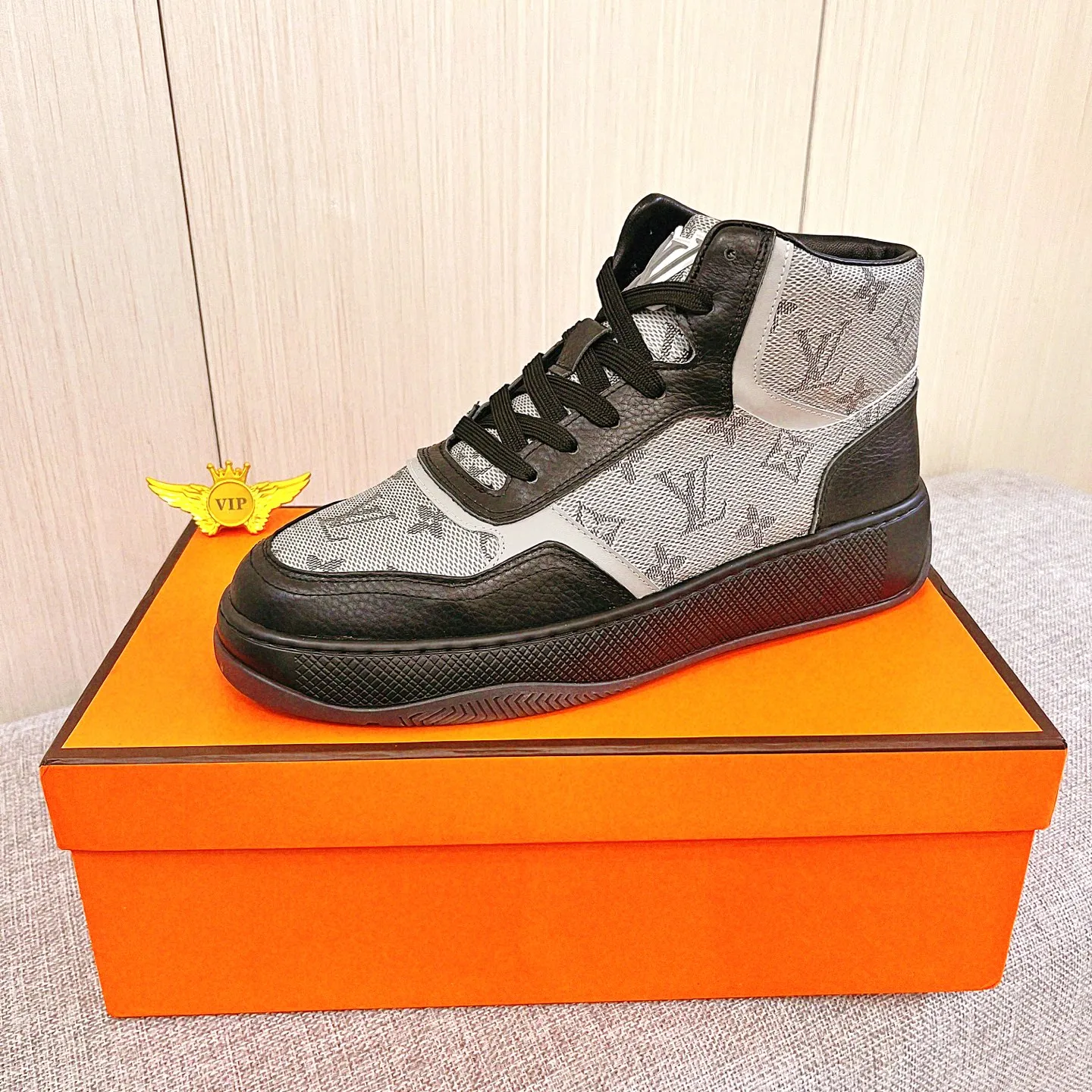 Men's shoes💰 460💰[LV]🔥Louis Vuitton, high-end men's shoes brand, official website 1:1 latest masterpiece: the upper is made of Italian imported first-layer cowhide with a comfortable and breathable lining➕original non-slip and wear-resistant outsole🔥, making walking more convenient and comfortable! An exclusive new model, a stunning work, a beautiful 1:1 replica [color] compared to the official quality! Create a fashionable personality to set off your uniqueness! A must-have for trendy men! Classic🔥Size: 38-44 Color: 🔥 1⃣️color available🔥